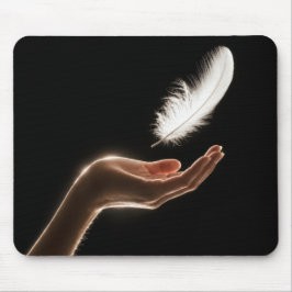 Alfombrilla De Ratón Mano soltando una pluma blanca