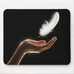 Alfombrilla De Ratón Mano soltando una pluma blanca