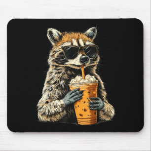 Alfombrilla De Ratón Mapache divertido bebiendo café con hielo meme de
