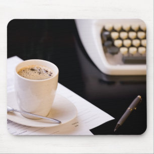 Alfombrilla De Ratón Máquina de escribir y una taza de café