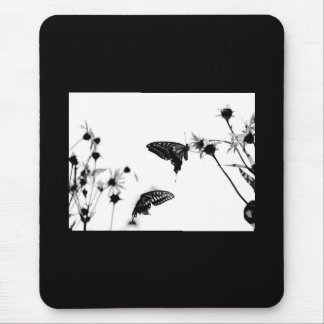 Alfombrilla De Ratón Mariposa B/W en una flor
