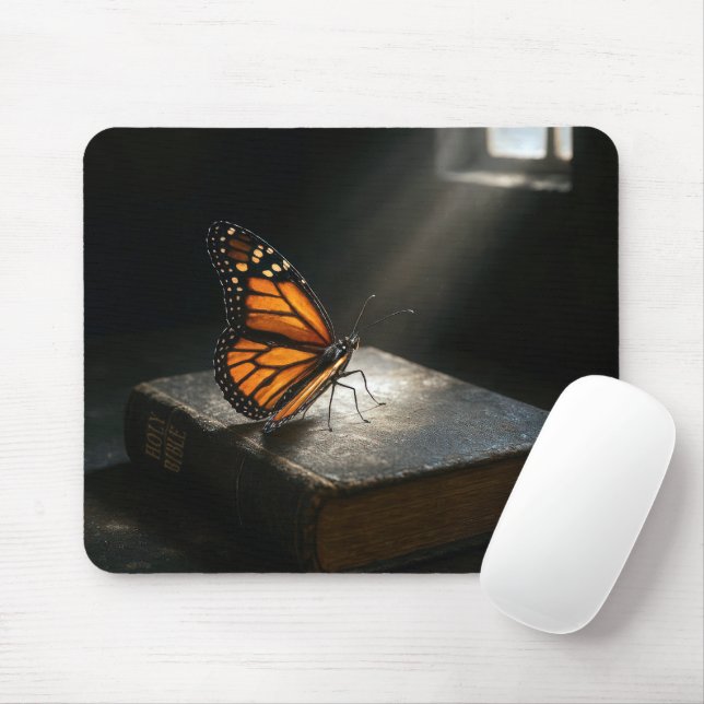 Alfombrilla De Ratón Mariposa monarca sobre una sagrada Biblia (Con ratón)