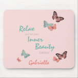 Alfombrilla De Ratón Mariposas c. Cita de belleza interior - Personaliz<br><div class="desc">Personalice esta almohadilla de ratón de mariposa de bonito con su nombre. Este diseño femenino presenta mariposas y una redacción positiva en la tipografía de escritura. La sabiduría yogi dice "Relájese y deje que su belleza interior emerja". Tiene una paleta de coral rosa pálido, coral y verde/azul verde azulado. Visite...</div>