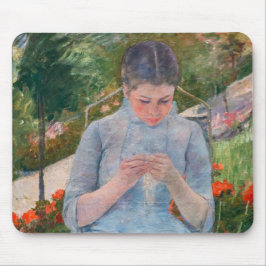 Alfombrilla De Ratón Mary Cassatt - Chica cosiendo en un jardín