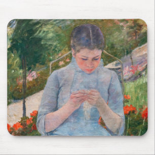 Alfombrilla De Ratón Mary Cassatt - Niña cosiendo en un jardín