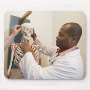 Alfombrilla De Ratón Médicos del estudiante que estudian la anatomía 