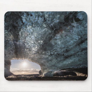Alfombrilla De Ratón Mirando desde una cueva de hielo, Islandia