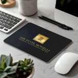 Alfombrilla De Ratón Moda NOMBRE DEL logotipo de oro de cuero gris negr<br><div class="desc">Mejore su área de trabajo con esta almohadilla de ratón de cuero gris oscuro de alta calidad, diseñada para combinar estilo y funcionalidad. Con un lujoso logotipo dorado y la opción de añadir dos líneas de texto personalizado, este teclado del ratón es perfecto para personalizar con su nombre, negocio, firma...</div>