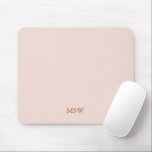 Alfombrilla De Ratón Moda rosado personalizado rosado monograma inicial<br><div class="desc">Elegante nombre personalizado monograma iniciales color rosa sólido claro almohadilla de ratón femenino. Minimalista,  sencillo,  moderno y de diseño. Rosa polvoriento personalizable serif texto sobre el fondo de color sólido rosa negro y plano.</div>