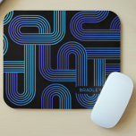 Alfombrilla De Ratón Moderno Resumen Azul Púrpura Azul Nombre Geométric<br><div class="desc">Modern Resumen Blue Purple Geometric Custom Name Mouse Pads presenta un patrón geométrico abstracto en azul y púrpura con su nombre personalizado en la base. Un regalo perfecto para sus Navidades,  cumpleaños,  aniversario,  Día del Padre y más. Diseñado por ©Evco Studio www.zazzle.com/store/evcostudio</div>