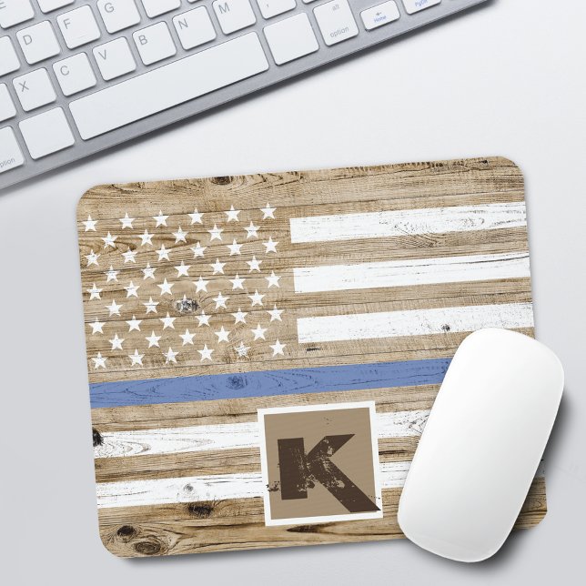 Alfombrilla De Ratón Monograma de bandera estadounidense de línea azul  (Rustic Wood Thin Blue Line USA Flag Monogram Mouse Pad)