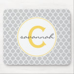 Alfombrilla De Ratón Monograma de cuatrefolios gris y amarillo<br><div class="desc">Patrón de quatrefoil gris y blanco con monograma amarillo.</div>