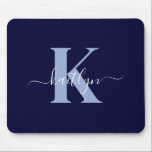Alfombrilla De Ratón Monograma de escritura azul de la marina moderna<br><div class="desc">Este sencillo y elegante mousepad azul marino con tu primer nombre en un tipo de letra de guión moderno en blanco tecleado sobre tu primera inicial en un moderno tipo de letra de tope en azul claro es perfecto para tu oficina/escritorio. Es de diseño y a la vez muy clásico....</div>
