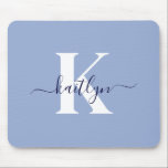 Alfombrilla De Ratón Monograma de escritura azul moderno<br><div class="desc">Este sencillo y elegante mousepad azul claro con tu primer nombre en un tipo de letra de guión de moda en azul marino tipeado sobre tu primera línea en un moderno tipo de letra en blanco es perfecto para tu oficina/escritorio. Es de diseño y a la vez muy clásico.</div>