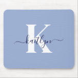 Alfombrilla De Ratón Monograma de escritura azul moderno<br><div class="desc">Este sencillo y elegante mousepad azul claro con tu primer nombre en un tipo de letra de guión de moda en azul marino tipeado sobre tu primera línea en un moderno tipo de letra en blanco es perfecto para tu oficina/escritorio. Es de diseño y a la vez muy clásico.</div>