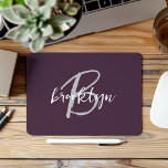 Alfombrilla De Ratón Monograma de escritura blanca de color gris morado<br><div class="desc">Esta elegante almohadilla personalizada del ratón presenta un monograma y un nombre en un guión moderno en blanco y gris sobre un fondo de plum morado moderno.</div>