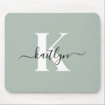 Alfombrilla De Ratón Monograma de escritura verde sabio moderno<br><div class="desc">Este sencillo y elegante mousepad verde sabio con tu nombre en un moderno tipo de letra de guión en negro y tu primera inicial en un moderno tipo de letra en blanco es perfecto para tu oficina/escritorio. Es de diseño y a la vez muy clásico.</div>