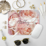 Alfombrilla De Ratón Monograma de nombre de PEONA FLORAL BOTÁNICA<br><div class="desc">BOMBA DE ratón Monograma FLORAL BOTÁNICO - Decore su escritorio con estilo con esta magnífica almohadilla de ratón con un hermoso ramo de rosas rosas rosas y peones, sobre un hermoso fondo color de agua rosa y azul. Una elegante capa de pantalla blanca bordeada por un trazo de hoja de...</div>