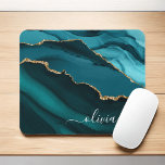 Alfombrilla De Ratón Monograma de oro de geode verde azul de Aqua verde<br><div class="desc">Verde azulado Aqua Azul Verde y Agate Geode Relieve metalizado dorado Monograma Hermoso Elegante Script Nombre Mousepad (ratón). Esto hace que el dulce perfecto 16, 13, 15, 16, 18, 21, 30, 40, 50, 60, 70, 80, 90, 100 cumpleaños, boda, ducha de novia, aniversario, regreso a la escuela, ducha de bebé,...</div>