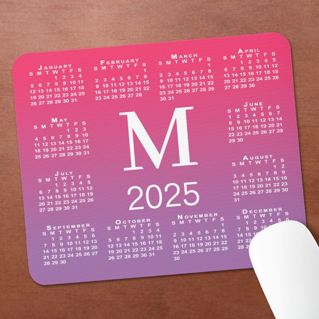 Alfombrilla De Ratón Monograma del calendario 2025 sobre degradado rosa (2025 Calendar Monogram on Pink to Purple Gradient Mouse Pad in situ)