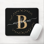 Alfombrilla De Ratón Monograma del guión del nombre dorado de la moda m<br><div class="desc">Girly, moderno, elegante, de moda, negro y dorado monograma personalizado de guión de nombre inicial monogramado personalizado mousepad. Con un primer monograma y un guión de nombre ondulado en una caligrafía con letras a mano, el tamaño de la letra cruz y el marco de círculo punteado alrededor de tu monograma....</div>