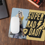 Alfombrilla De Ratón Monograma del super héroe de la diversión y papá s<br><div class="desc">¡Una pastilla de ratón súper divertida para un papá súper rad! El diseño presenta un diseño fotográfico grande para mostrar su propia foto especial. El diseño presenta un divertido diseño de tipografía estilo libro de historietas de superhéroes "Super Rad Dad!" con tornillos relámpago, estrellas y un escudo con un monograma...</div>