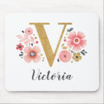 Alfombrilla De Ratón Monograma femenino Carta de oro rosa inicial V<br><div class="desc">Hermosa almohadilla de ratón floral rosa monogramada y femenina, con flores rosadas y una letra de monograma de oro falsa V. Personalice la almohadilla de ratón añadiendo su nombre debajo del monograma. Hace un regalo divertido para un amigo o para una dama de honor. Diseñado para ti por Blackberry Boulevard....</div>