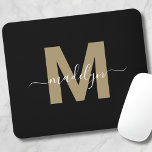Alfombrilla De Ratón Monograma inicial con el nombre del guión de oro n<br><div class="desc">Elegante Personalizado Moderno Guión Dorado Negro Nombre Inicial Monograma Mouse Pad. Agregue un toque de sofisticación a su área de trabajo con este panel de ratón de moda. Cuenta con una inicial plana de color dorado (sin brillo ni Relieve metalizado) centrada en un fondo negro y elegante. El refinado diseño...</div>