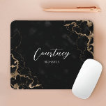 Alfombrilla De Ratón Monograma Marble negro y dorado nombre de fuente e<br><div class="desc">Almohadilla de ratón monograma con fondo de mármol negro y dorado y elegante fuente caligráfica para su nombre o iniciales. El mousepad incluye espacio para agregar sus iniciales o nombre, incluso puede agregar su logotipo comercial. Añada un toque de glam a su casa o escritorio con este moderno pero elegante...</div>