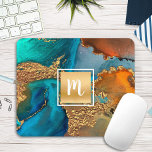 Alfombrilla De Ratón Monograma mármol acuarela color turquesa dorado y<br><div class="desc">Un cuadrado de Relieve metalizado dorado brillante y falso con una tipografía de escritura monograma inicial se impone sobre un fondo acuático rico, con venas doradas, azul turquesa y naranja amarillo en este elegante, moderno, ondulado y monopólico mousepad. Hace una moda y una declaración elegante cada vez que la utiliza....</div>