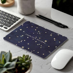 Alfombrilla De Ratón Monograma Minimalista de las estrellas del cielo n<br><div class="desc">Hermoso azul oscuro,  fondo del cielo nocturno con un patrón impecable de estrellas doradas y un elegante monograma de escritura. Este artículo se empareja maravillosamente con otros artículos de oficina y personales que usted puede encontrar en nuestra tienda.</div>