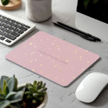 Alfombrilla De Ratón Monograma Minimalista de Rubor Pink Sky Gold Stars<br><div class="desc">Hermoso fondo rosa rubor con un patrón impecable de estrellas doradas y un elegante monograma de escritura. Este artículo se empareja maravillosamente con otros artículos de oficina y personales que usted puede encontrar en nuestra tienda.</div>