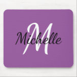 Alfombrilla De Ratón Monograma moderno cútrico inicial   nombre púrpura<br><div class="desc">Almohadilla del ratón con un fondo morado lindo y un moderno monograma de personalizado blanco y negro primer y primer nombre</div>