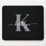 Alfombrilla De Ratón Monograma moderno de guión gris negro<br><div class="desc">Este sencillo y elegante mousepad negro con tu primer nombre en un tipo de letra de guión moderno en blanco tecleado sobre tu primera inicial en un moderno tipo de letra de tope en gris es perfecto para tu oficina/escritorio. Es de diseño y a la vez muy clásico.</div>