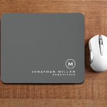 Alfombrilla De Ratón Monograma moderno minimalista<br><div class="desc">Diseño minimalista moderno en monograma con emblema clásico en bloque en una tipografía clásica atemporal con nombre y título personalizados sobre un simple fondo gris. Personalice el producto para su personalizado.</div>
