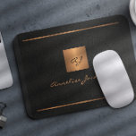 Alfombrilla De Ratón Monograma moderno y elegante nombre de guión oro n<br><div class="desc">Lujoso y exclusivo estuche monogramado elegante y personalizado,  con un falso purpurina metálico de cobre de oro y líneas sobre un elegante fondo de cuero negro.          Personalízalo con el texto,  su nombre y las iniciales del monograma.</div>