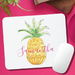 Alfombrilla De Ratón Monograma nombre acuarela de piña tropical<br><div class="desc">Este divertido y bonito mousepad está decorado con una piña de color amarillo y un nombre en rosa. Puede personalizar cambiando el nombre o convirtiéndolo en un monograma. Acuarela original © Michele Davies.</div>