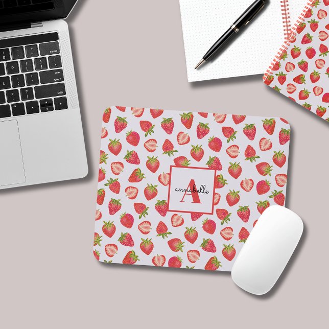 Alfombrilla De Ratón Monograma Nombre Patrón de fresa de verano (Strawberry mouse mat with monogram and first name. Personalized office desk.)