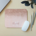 Alfombrilla De Ratón Monograma personalizado Ombre Purpurina Rosa Oro<br><div class="desc">Este diseño no contiene purpurinas ni secuencias reales. Se puede personalizar en el área que se proporciona cambiando la foto y/o el texto. O puede personalizarse haciendo clic en Personalizar esta plantilla y, a continuación, eligiendo la opción de hacer clic en el personalizar y eliminando o cambiando el color del...</div>