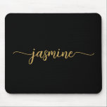 Alfombrilla De Ratón Monograma personalizado simple y femenino de oro n<br><div class="desc">Alfombrilla de ratón personalizada con monograma minimalista negro y dorado con nombre y firma en letra script. Estos diseños presentan su primer nombre en una bonita tipografía de letra con cola de swash en negro y dorado. Estos son fáciles de personalizar. Regalo femenino elegante para cumpleaños, despedida de soltera, día...</div>