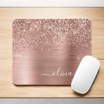 Alfombrilla De Ratón Monograma Rosa Metalizado de Purpurina rosa dorado<br><div class="desc">Oro Rosa - Purpurina de espuma metálica de Relieve metalizado de imitación rosada de Rubor Cepillado Nombre Metalizado del Monograma y Mousepad inicial (almohadilla del ratón). Esto hace que el dulce perfecto cumpleaños 16, boda, ducha de novia, aniversario, ducha de bebé o fiesta de soltera sea regalo para alguien que...</div>