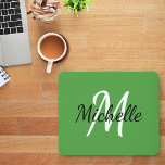 Alfombrilla De Ratón Monograma simple moderno inicial   nombre blanco v<br><div class="desc">Almohadilla del ratón con un fondo verde moderno y un sencillo monograma blanco y negro primer y primer nombre</div>