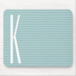 Alfombrilla De Ratón Monograma sobre el patrón retro azul Mini Chevron<br><div class="desc">Monograma blanco lindo y personalizable sobre moda Azul Retro Mini Chevron fondo. Guay,  diseño ondulado con monograma grande,  personalizado,  vertical personalizado. Personaliza el monograma con tu nombre o apellido inicial! Gran regalo de moda personalizado para niños,  adolescentes,  o adultos; ¡niño o chica!</div>