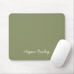 Alfombrilla De Ratón Mosela de nombre verde de color rojo de tendencia<br><div class="desc">Mousepad de color verde crema. Moderno y elegante Mousepad con un nombre de personalizable en un tipografía escrita a mano. Su diseño, sencillo y limpio, en un color sólido, ofrece un encanto atemporal y clásico. Explore nuestros colores de moda para más productos del mismo color o descubra otros tonos elegantes...</div>