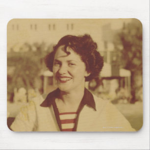 Alfombrilla De Ratón Mujer que se sienta afuera