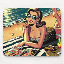 Mujer retro en la playa leyendo una revista de mod