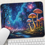 Alfombrilla De Ratón Musambre bioluminiscente personalizado<br><div class="desc">Transforme su espacio de trabajo en un reino mágico con esta almohadilla personalizada de ratón con un bosque bioluminiscente lleno de hongos brillantes. La escena encantadora, viva con colores vibrantes y detalles místicos, inspira creatividad y asombro. Hazlo verdaderamente tuyo añadiendo tu nombre o un mensaje especial. La superficie lisa garantiza...</div>