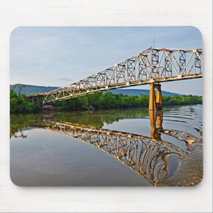 Alfombrilla De Ratón Navegando bajo un puente sobre el río Tennessee