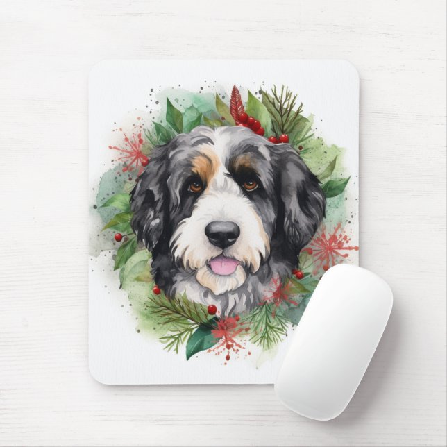 Alfombrilla De Ratón Navidades de Bernedoodle Wreath Pup festivo (Con ratón)