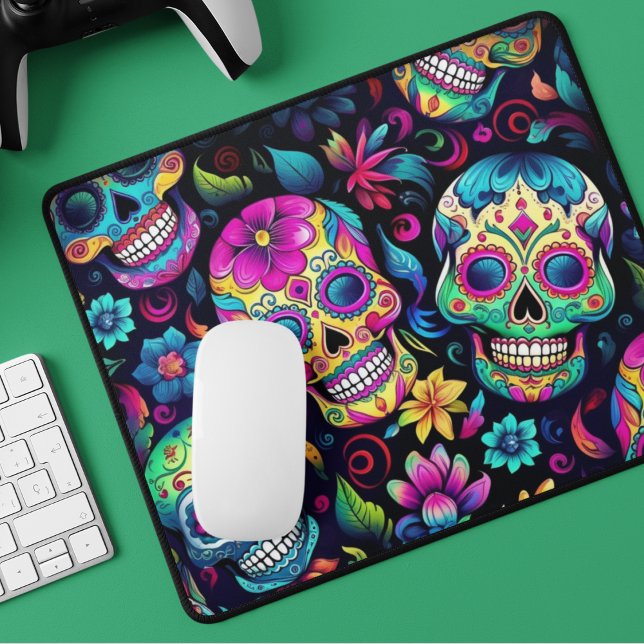 Alfombrilla De Ratón Neon Sugar Skull (Mouse pad adorned with brightly colored sugar skulls in pink, green, blue and yellow. )
